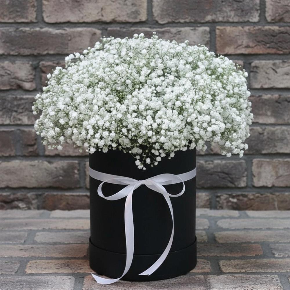 Цветочная композиция из Гипсофила в шляпной коробке в Форносово