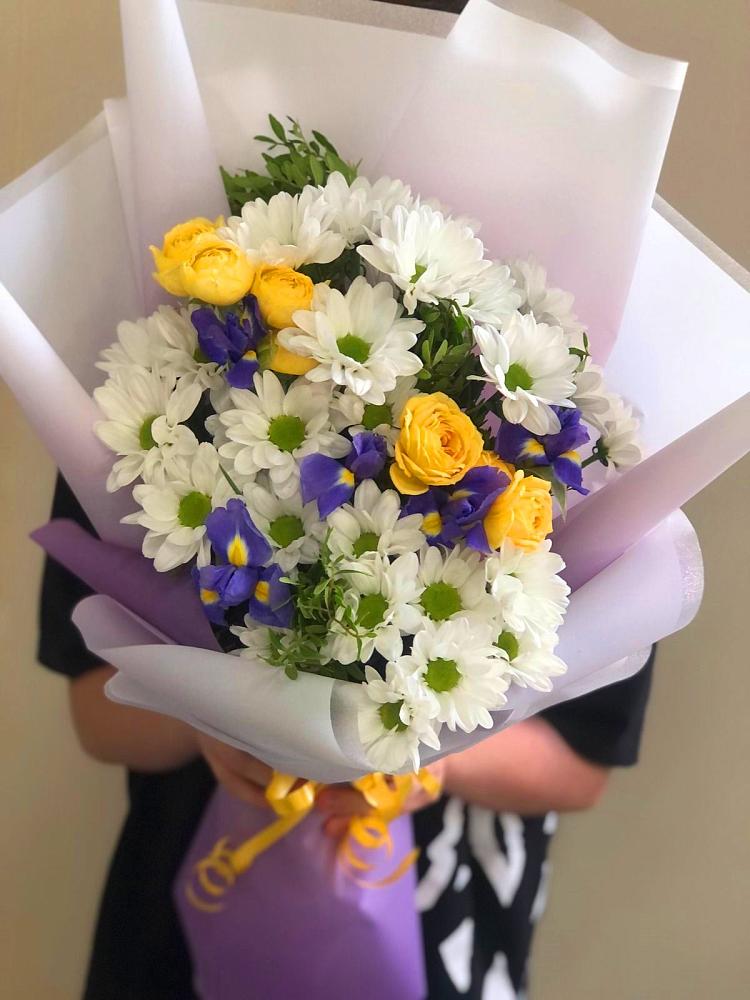 Букет цветов из: Ирисы, Хризантемы и Розы в Форносово