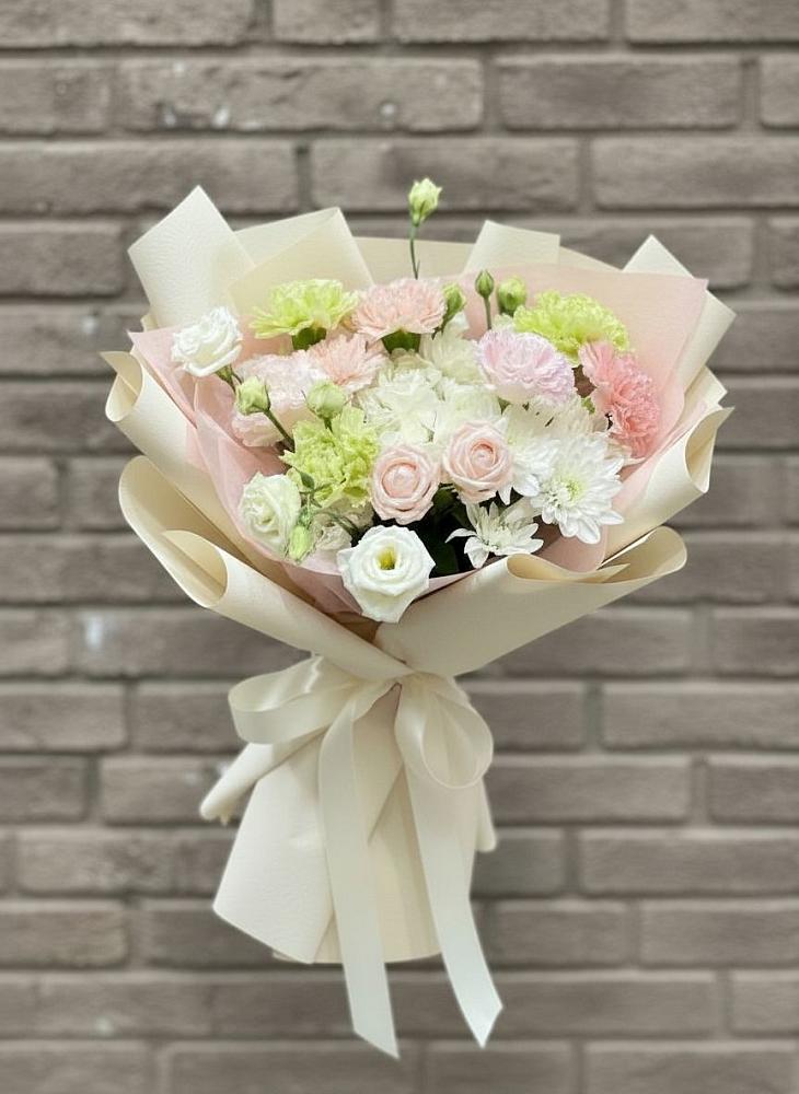 Букет цветов из: Гвоздики, Розы, Лизиантусы и Хризантемы в Форносово