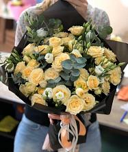 Букет птица счастья в Форносово Букет цветов из: Розы и Лизиантусы в Форносово