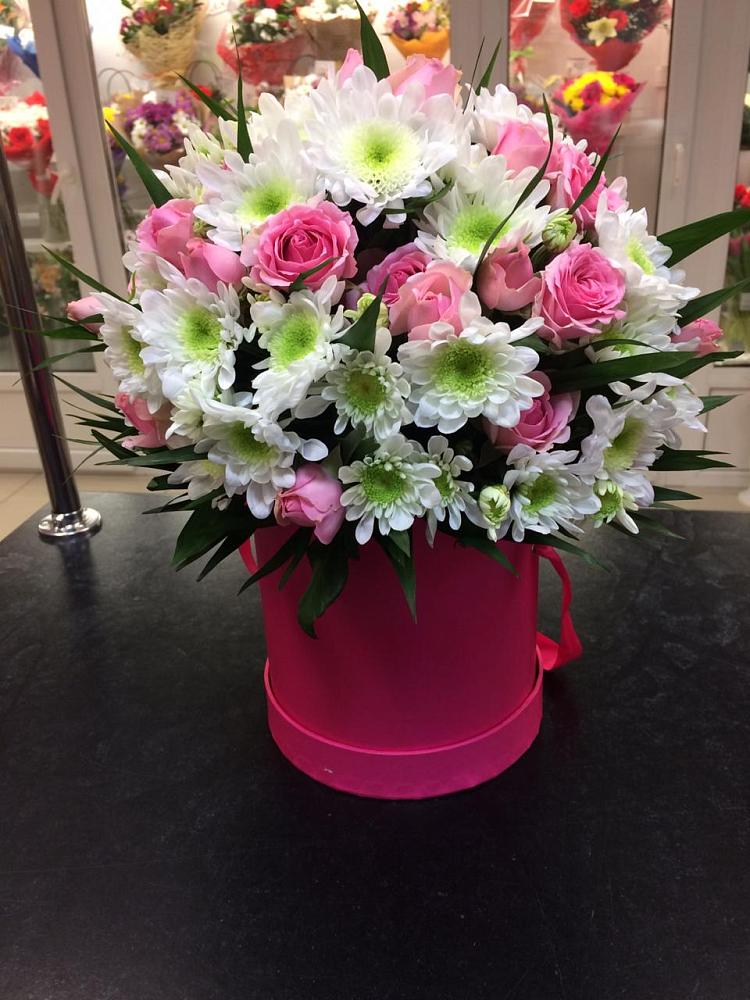 Цветочная композиция из Розы и Хризантемы в шляпной коробке в Форносово