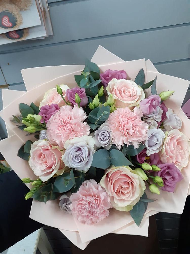 Букет цветов из: Розы, Гвоздики и Лизиантусы в Форносово